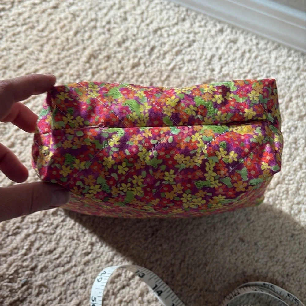 Floral quilted zipper bag with green liner - Picture 7 of 8